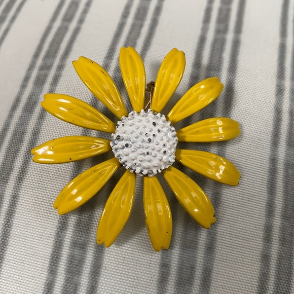 Vintage Daisy Pin - Picture 1 of 3
